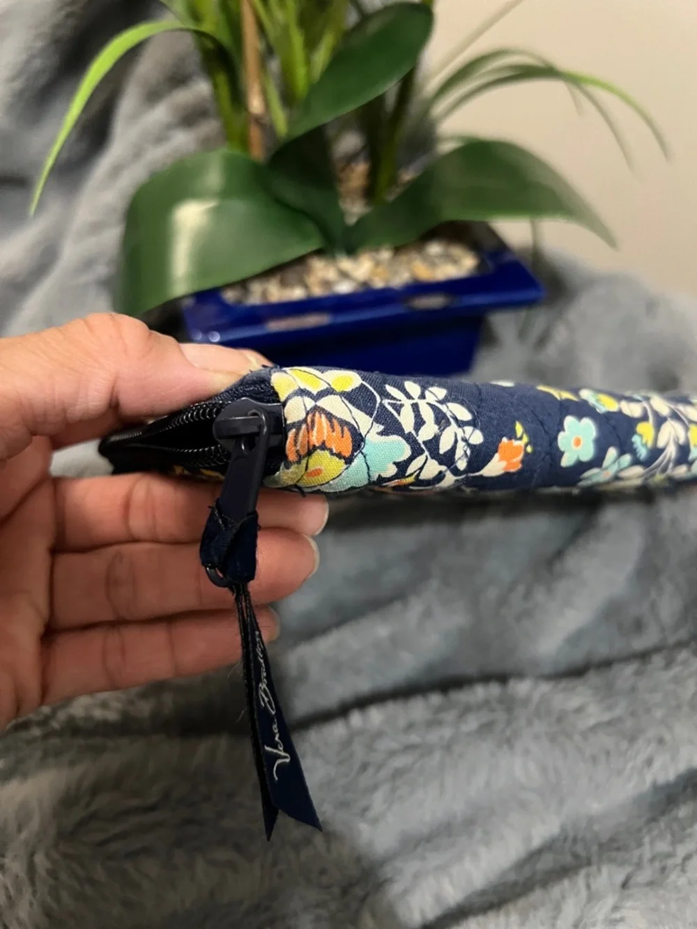 Vera Bradley Quilted Navy Floral Zip Wallet GUC retail $45 - Picture 3 of 4